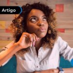Mulher pensando em qual a garantia do empréstimo CLT.