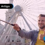 homem curtindo uma viagem para a disney