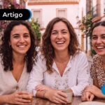 Três amigas posando para foto em uma praça na Espanha.