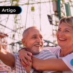 Casal de idoso aproveitando em uma viagem em Beto Carrero.