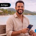 Homem posando para foto em frente ao lado de uma praia em Caribe.