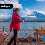 mulher curtindo uma viagem para o japão.