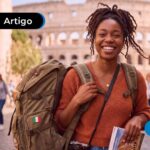 Pessoa feliz em viagem para Roma.