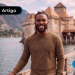 Homem posando para uma foto em frente um lago na Suiça.