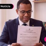 Pessoa lendo notícia sobre redução da taxa Selic e os impactos na inflação.