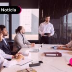 Equipe em reunião do COPOM fazendo avaliação.