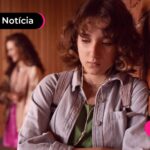 Jovem com expressão triste em escola.