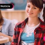 Menina estudando para fazer a prova do enem.