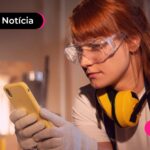 Pessoa lendo no celular sobre receber lucro FGTS.