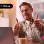 Trabalhador fazendo legal com a mão e expressão feliz.