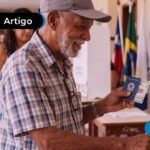 Idoso fazendo o seu voto facultativo.