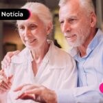 Recém aposentados lendo notícia sobre pagamento do décimo terceiro do INSS em novembro.