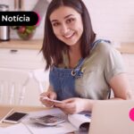 Mulher fazendo cálculo do Lucro FGTS.