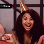 Menina feliz comemorando aniversário em Julho.