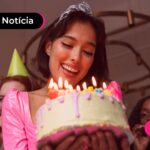 Jovem feliz comemorando aniversário.