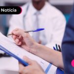 Pessoa anotando o que o médico está falando.