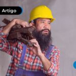 Homem idoso exercendo sua profissão de pedreiro.