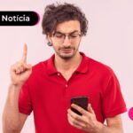 Homem conferindo horários que o app do FGTS ficará indisponível.