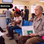 Idoso em fila para atualizar seu Cadastro Único.
