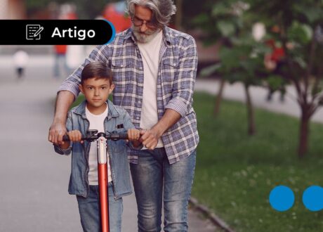 Avós precisam de autorização para viajar com neto? Entenda