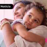 Mãe e sua filha tendo um momento de afeto.