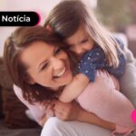 Momento de descontração entre mãe e filha.