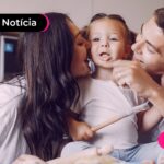 Família reunida tendo um momento de afeto.
