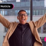 Homem feliz que caixa começa a pagar o lucro do FGTS.