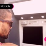 Homem tirando dinheiro de caixa.