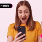 Mulher feliz que caixa liberou lucro FGTS.