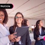 Funcionários feliz que comissão aprovou.