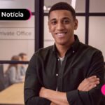 Jovem sorrindo pois conselho definirá distribuição do Lucro do FGTS.