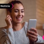 Mulher consultando restituição automática.