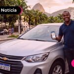 Pessoa sorrindo ao lado de carro novo.