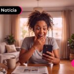 Jovem sorrindo com expressão de surpresa.