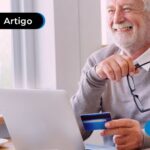 Idoso feliz estudando educação financeira.