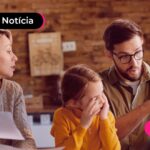 Família beneficiária do programa Bolsa Família fazendo atualização de cadastro.