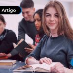 Alunos em sala de aula com livro em mãos e aprendendo sobre o conteúdo.
