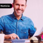 Homem feliz calculando o Lucro FGTS.