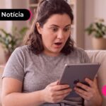 Mulher lendo notícia sobre fim do desenrola que será adiado.