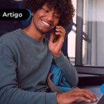 Funcionário feliz trabalhando em home office.