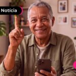 Idoso feliz que o INSS liberou os primeiros pagamentos de julho.