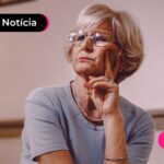 Idosa pensativa sobre a aposentadoria.