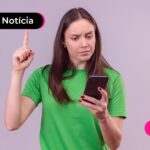 Mulher com dúvida sobre manutenção do app FGTS.