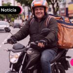 Entregador usando sua moto para trabalhar.