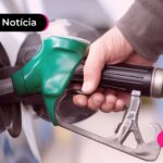 Mãos de um homem enchendo um tanque de gasolina de um carros.