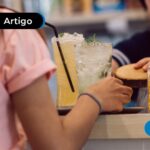 Pessoa comprando bebida gelada pra poder se refrescar do calor.