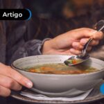 Pessoa tomando sopa pra se aquecer do frio.