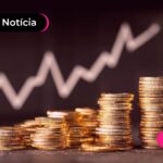 Moedas empilhadas em fileiras.
