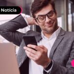 Homem feliz vendo pagamento do lucro do FGTS.